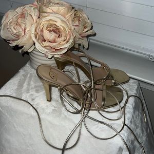 GOLD HEELS SIZE 7.5